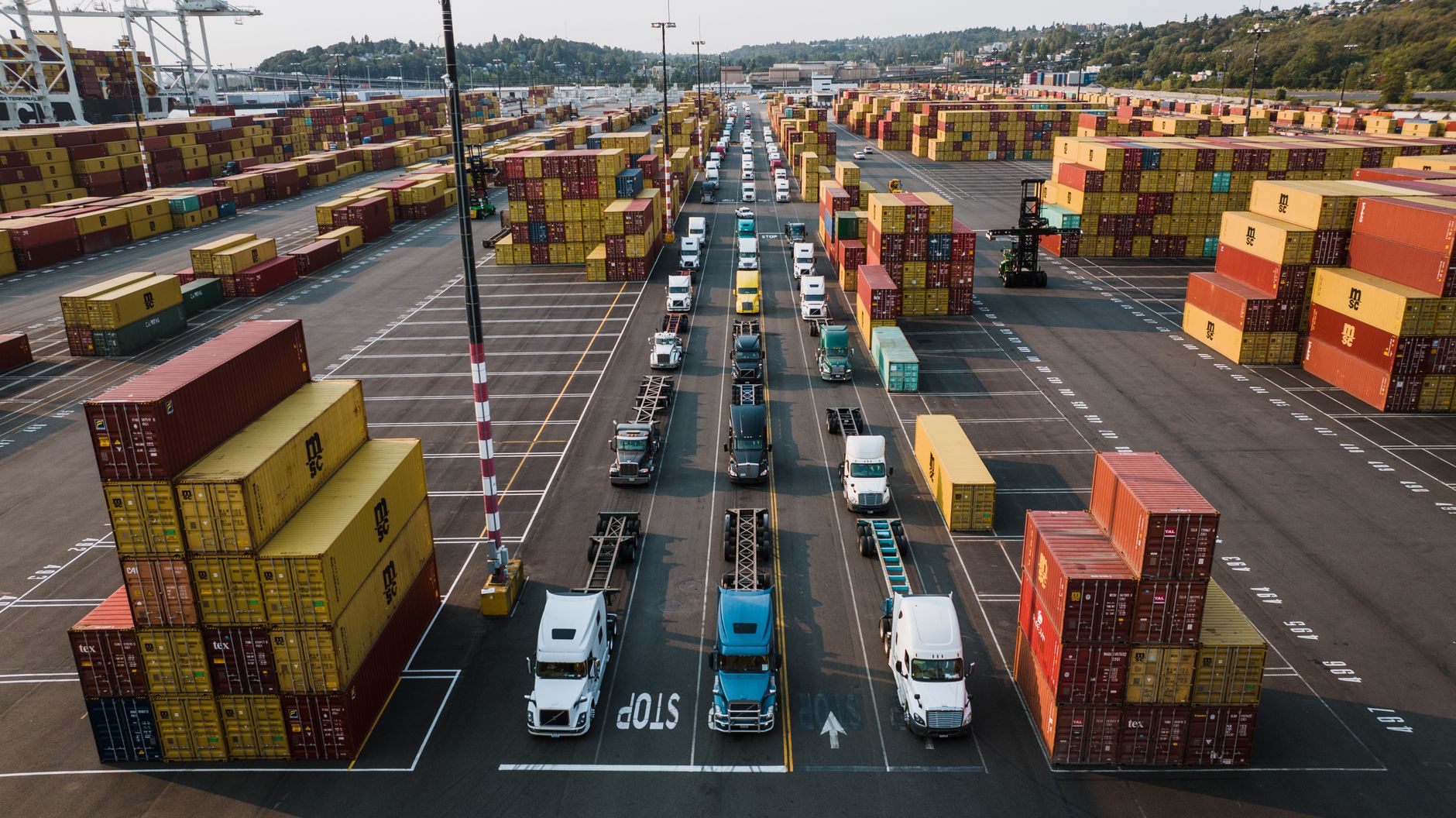Containertrucks aan de terminal, vanuit de lucht