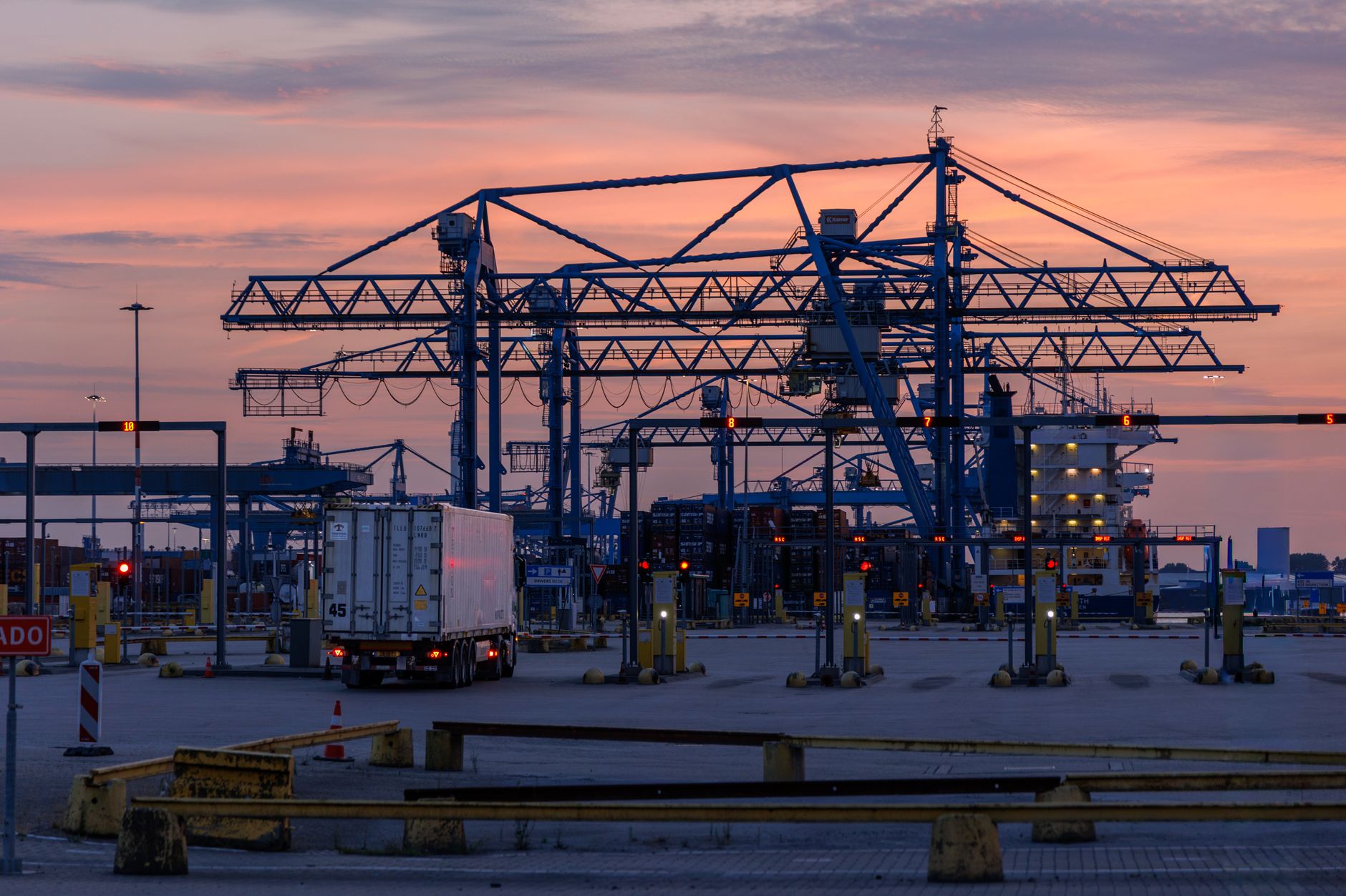 Trekker aan de containerterminal bij valavond