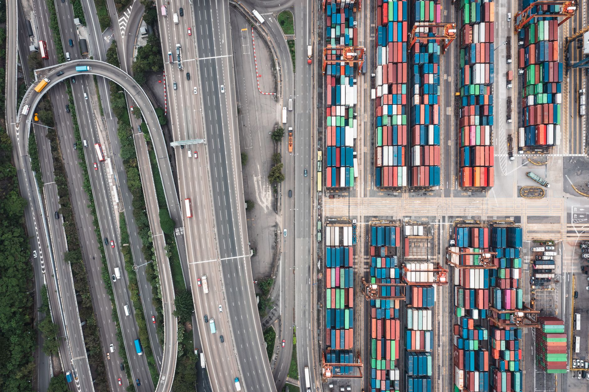 Containerterminal en snelweg vanuit de lucht